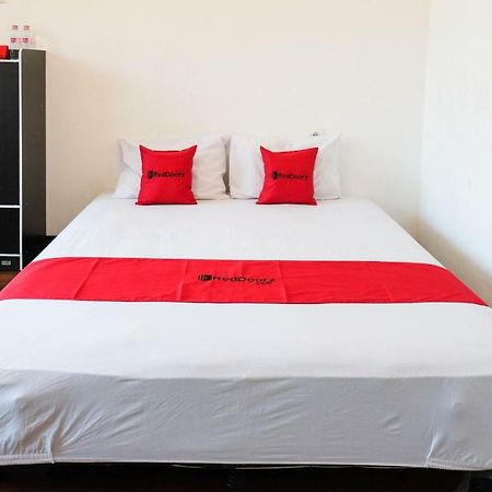 Hotel RedDoorz near Ahmad Yani Airport 3 Semarang Zewnętrze zdjęcie