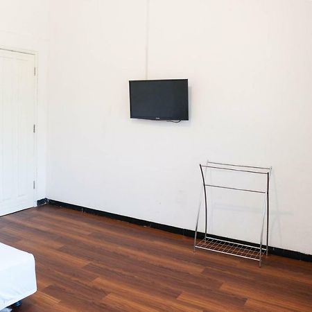 Hotel RedDoorz near Ahmad Yani Airport 3 Semarang Zewnętrze zdjęcie