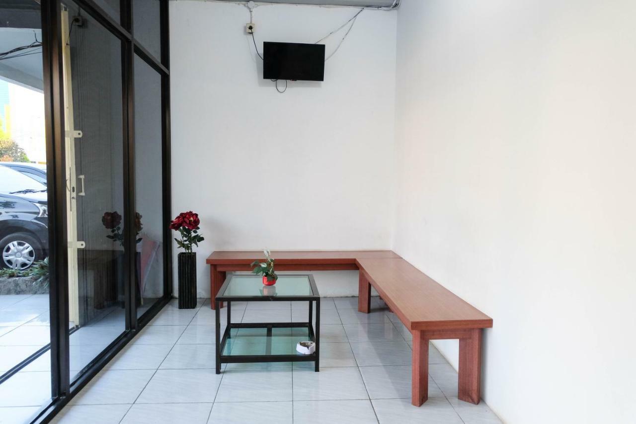 Hotel RedDoorz near Ahmad Yani Airport 3 Semarang Zewnętrze zdjęcie
