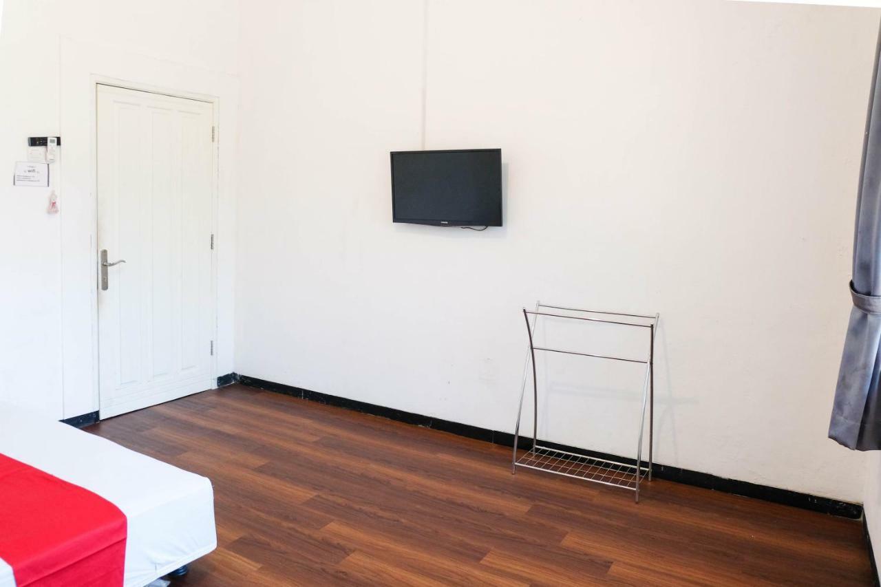 Hotel RedDoorz near Ahmad Yani Airport 3 Semarang Zewnętrze zdjęcie