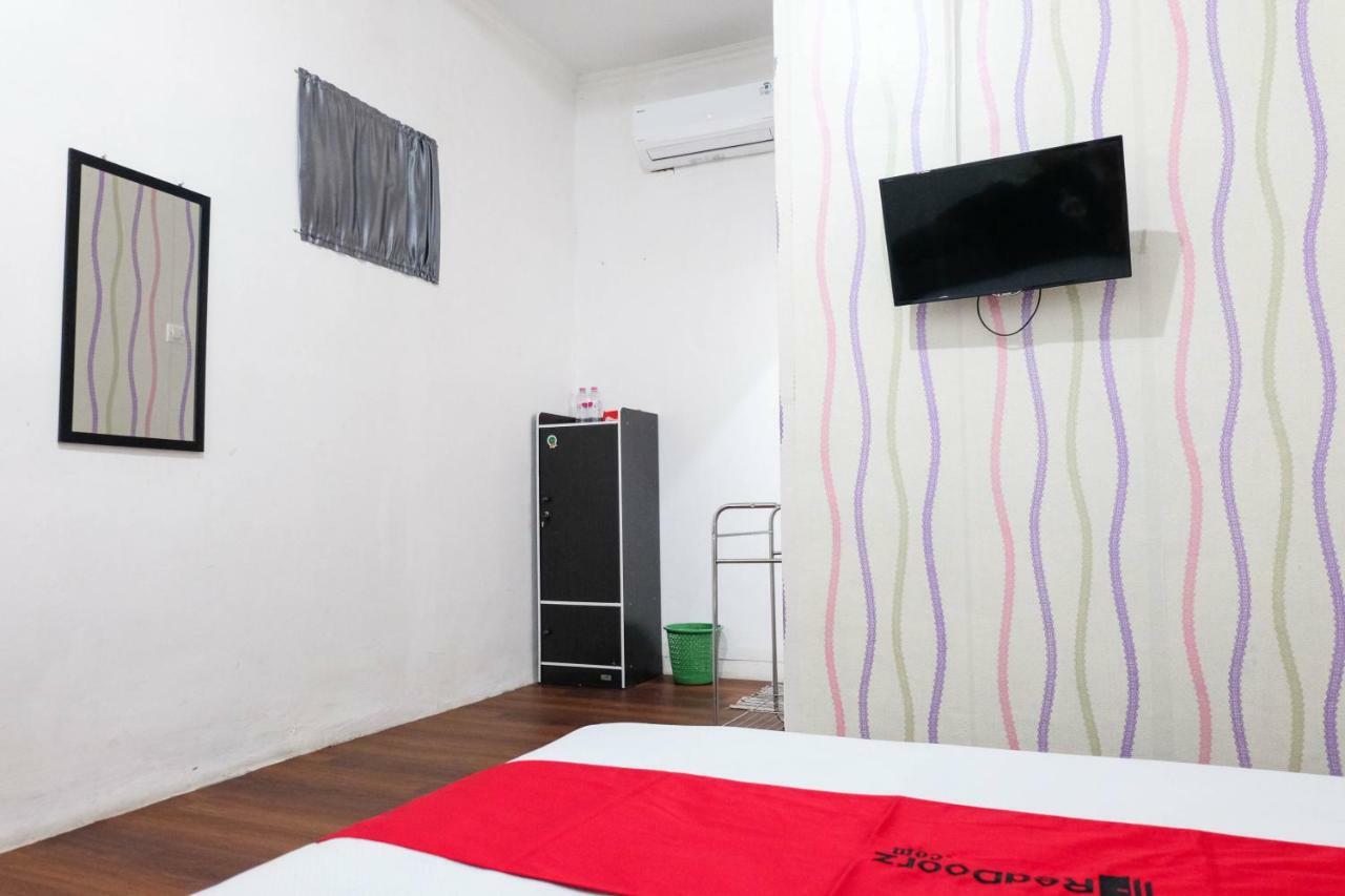 Hotel RedDoorz near Ahmad Yani Airport 3 Semarang Zewnętrze zdjęcie