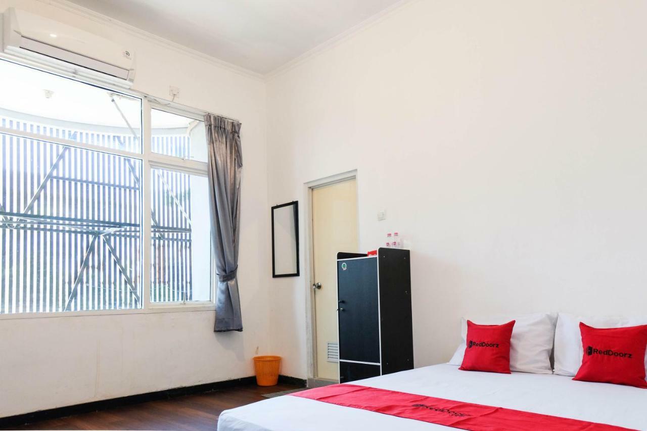 Hotel RedDoorz near Ahmad Yani Airport 3 Semarang Zewnętrze zdjęcie