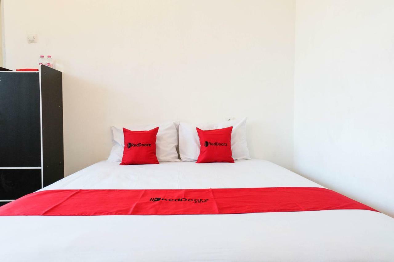 Hotel RedDoorz near Ahmad Yani Airport 3 Semarang Zewnętrze zdjęcie