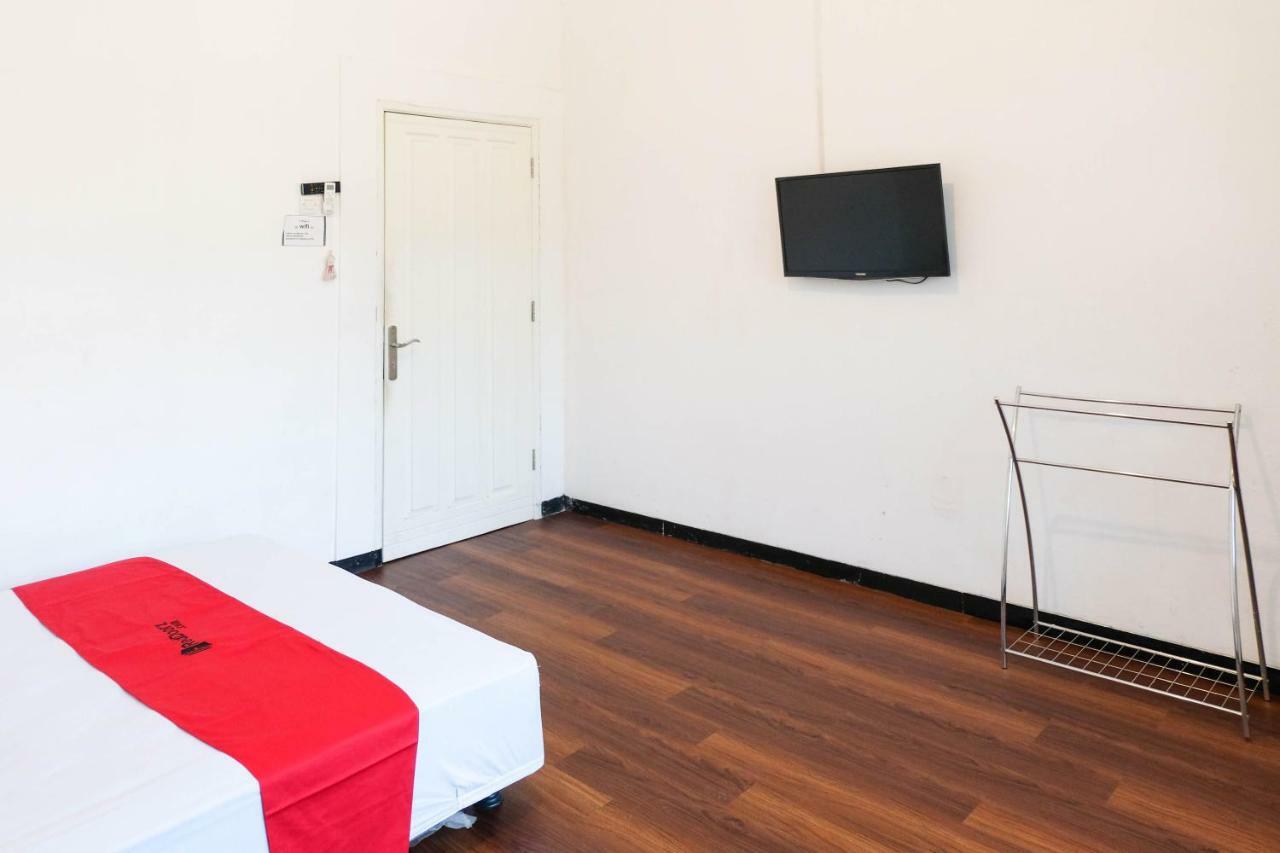 Hotel RedDoorz near Ahmad Yani Airport 3 Semarang Zewnętrze zdjęcie