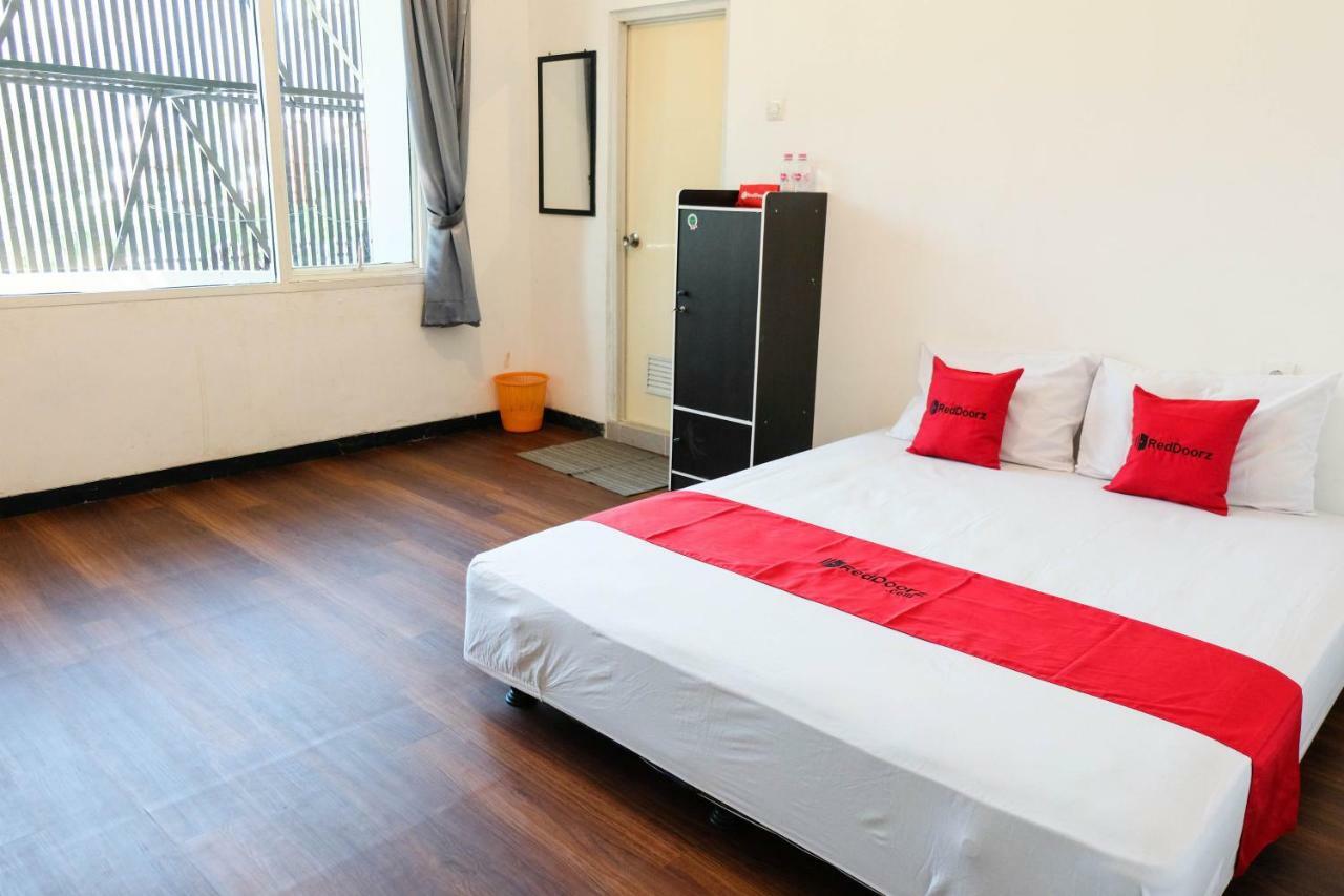 Hotel RedDoorz near Ahmad Yani Airport 3 Semarang Zewnętrze zdjęcie