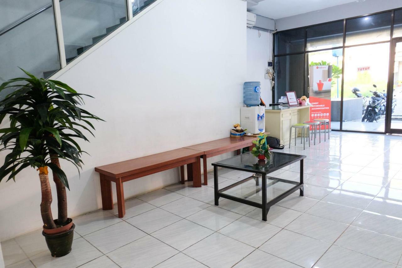 Hotel RedDoorz near Ahmad Yani Airport 3 Semarang Zewnętrze zdjęcie