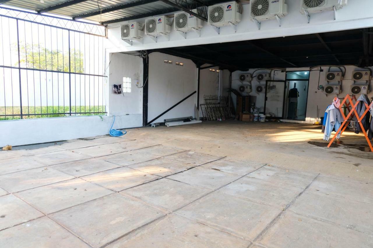 Hotel RedDoorz near Ahmad Yani Airport 3 Semarang Zewnętrze zdjęcie
