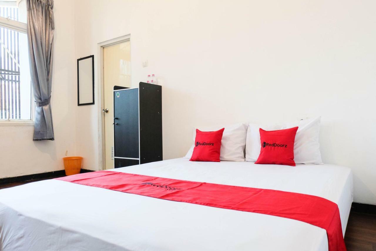 Hotel RedDoorz near Ahmad Yani Airport 3 Semarang Zewnętrze zdjęcie