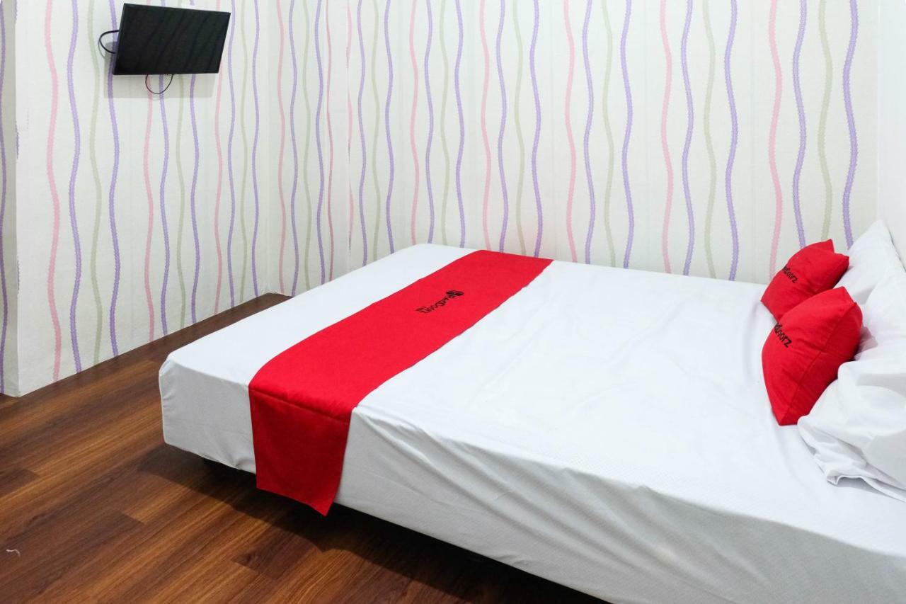 Hotel RedDoorz near Ahmad Yani Airport 3 Semarang Zewnętrze zdjęcie