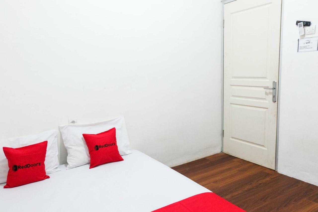 Hotel RedDoorz near Ahmad Yani Airport 3 Semarang Zewnętrze zdjęcie