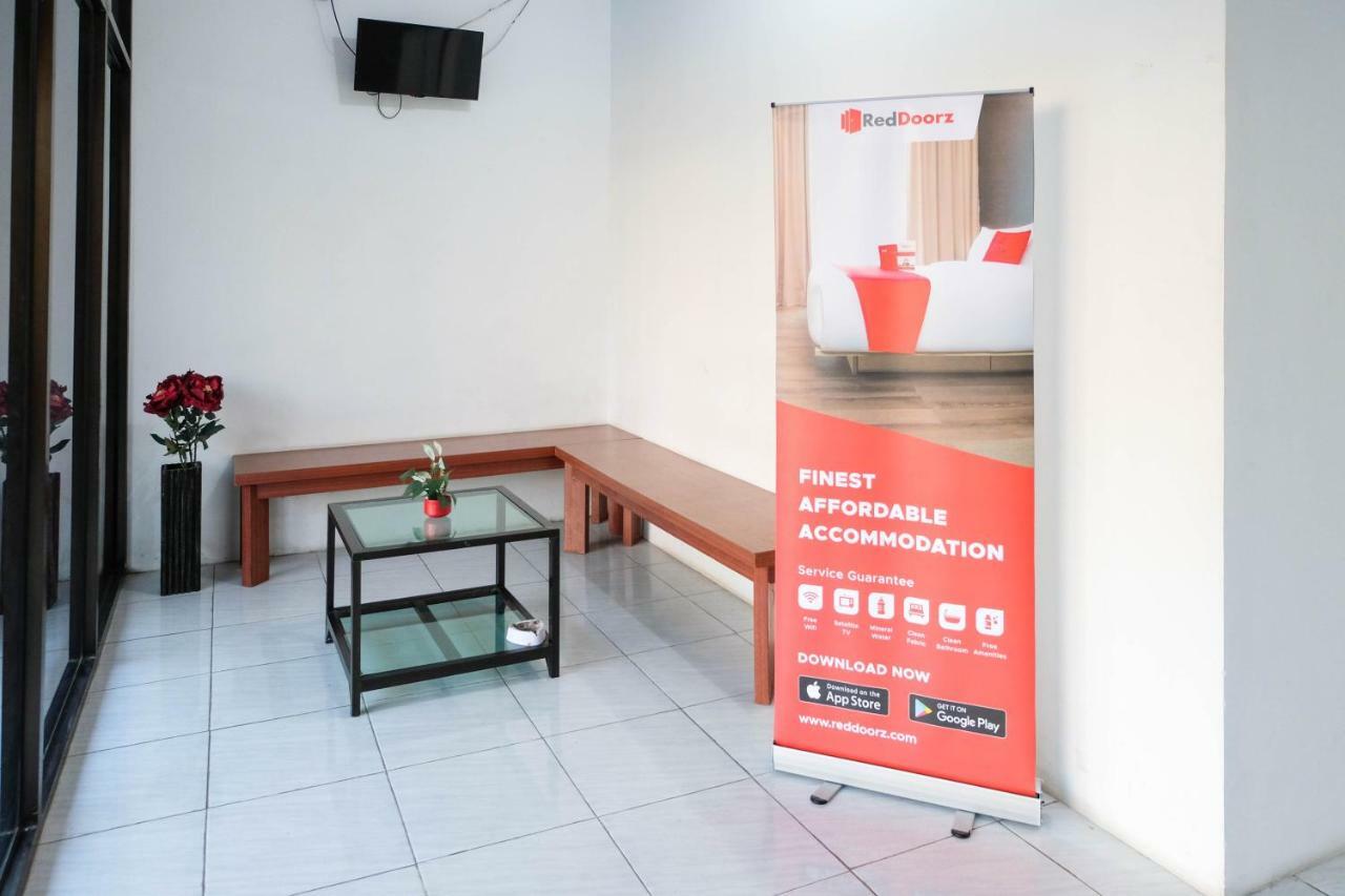 Hotel RedDoorz near Ahmad Yani Airport 3 Semarang Zewnętrze zdjęcie