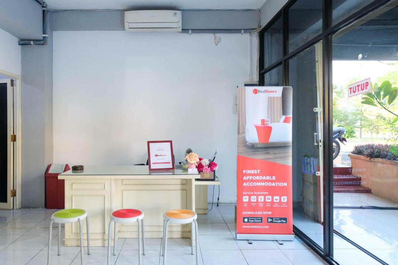 Hotel RedDoorz near Ahmad Yani Airport 3 Semarang Zewnętrze zdjęcie