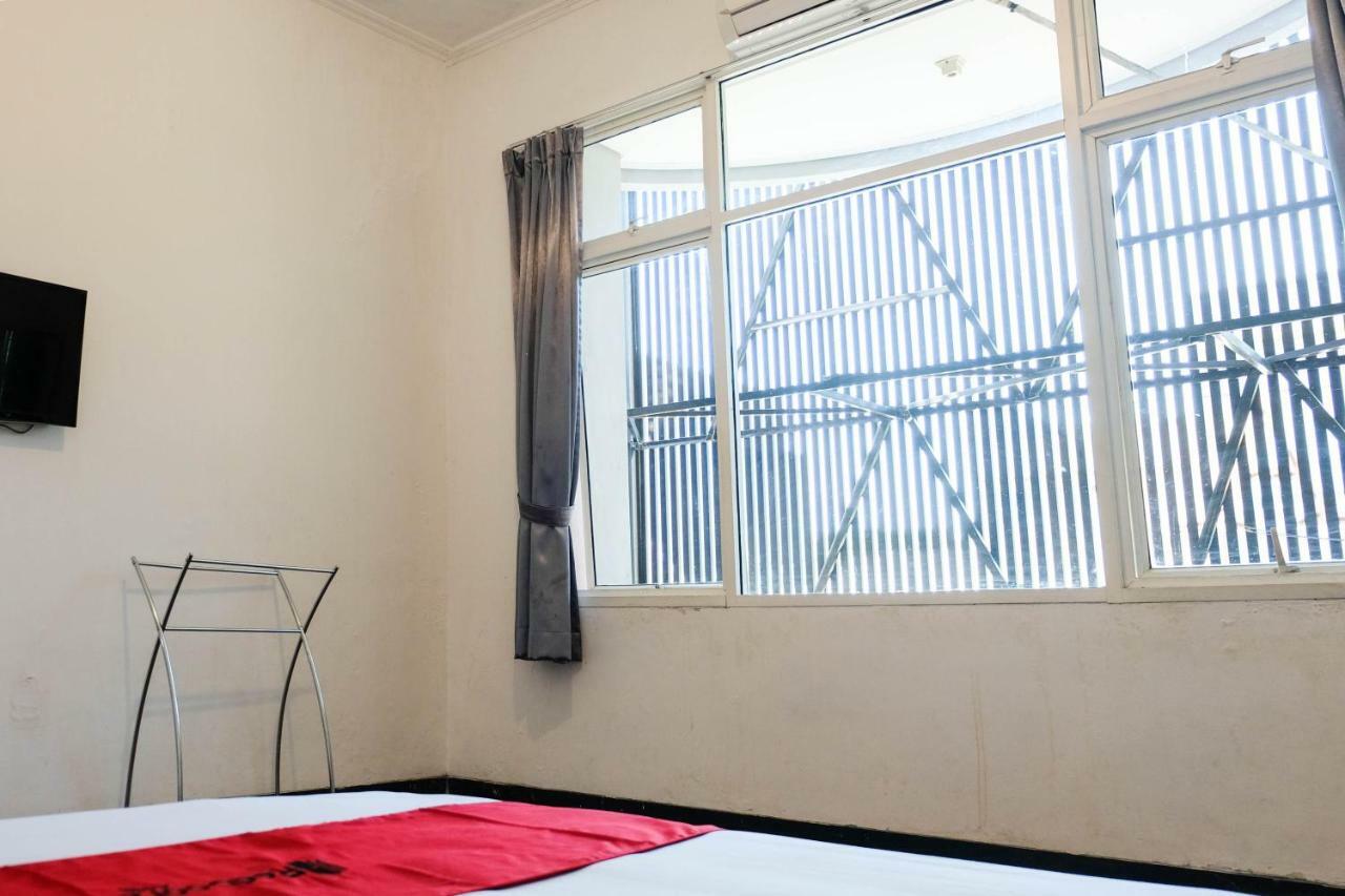 Hotel RedDoorz near Ahmad Yani Airport 3 Semarang Zewnętrze zdjęcie