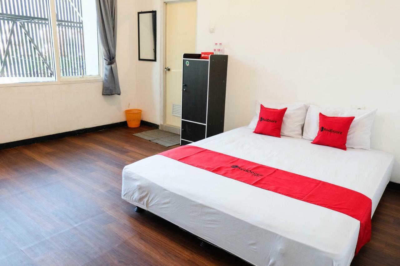 Hotel RedDoorz near Ahmad Yani Airport 3 Semarang Zewnętrze zdjęcie