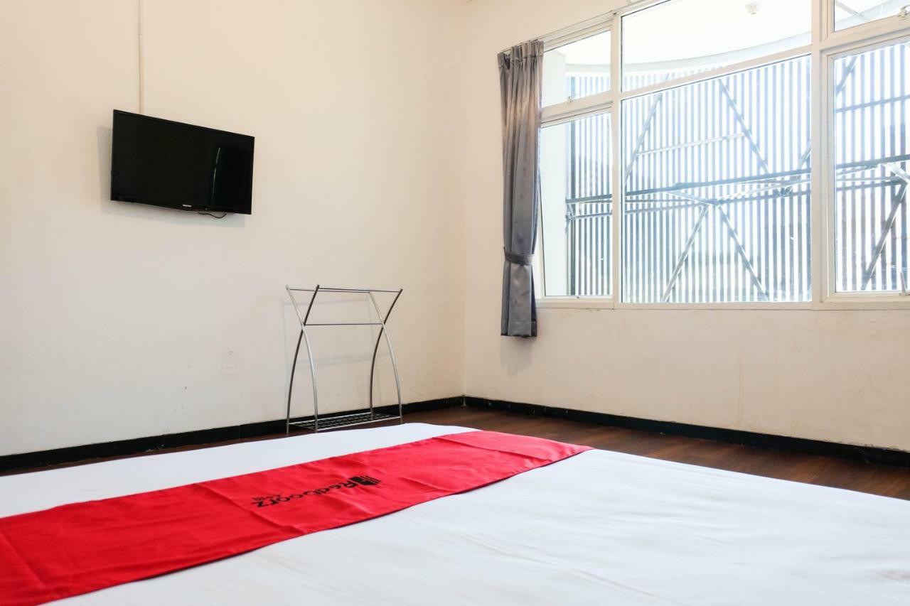 Hotel RedDoorz near Ahmad Yani Airport 3 Semarang Zewnętrze zdjęcie
