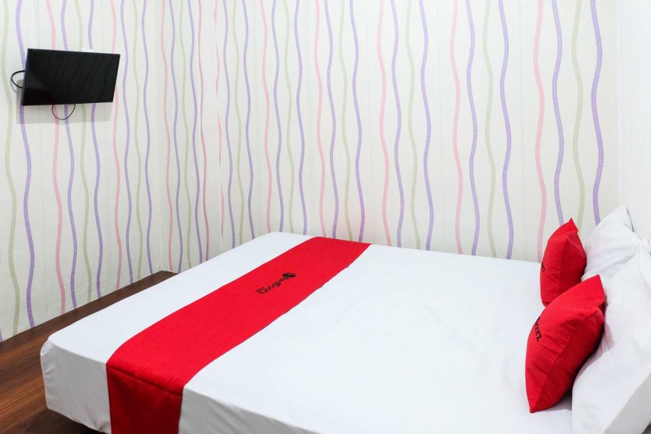 Hotel RedDoorz near Ahmad Yani Airport 3 Semarang Zewnętrze zdjęcie