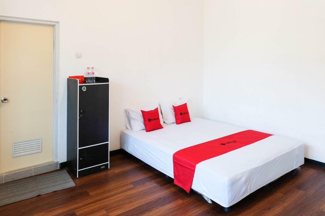 Hotel RedDoorz near Ahmad Yani Airport 3 Semarang Zewnętrze zdjęcie