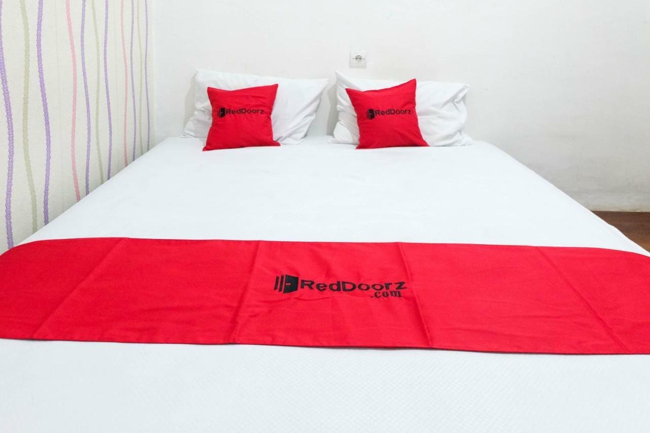 Hotel RedDoorz near Ahmad Yani Airport 3 Semarang Zewnętrze zdjęcie